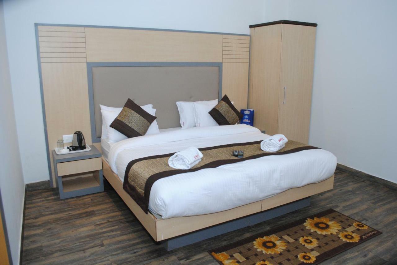 Hotel Superb 5 Mins Walk From New Delhi Station 외부 사진