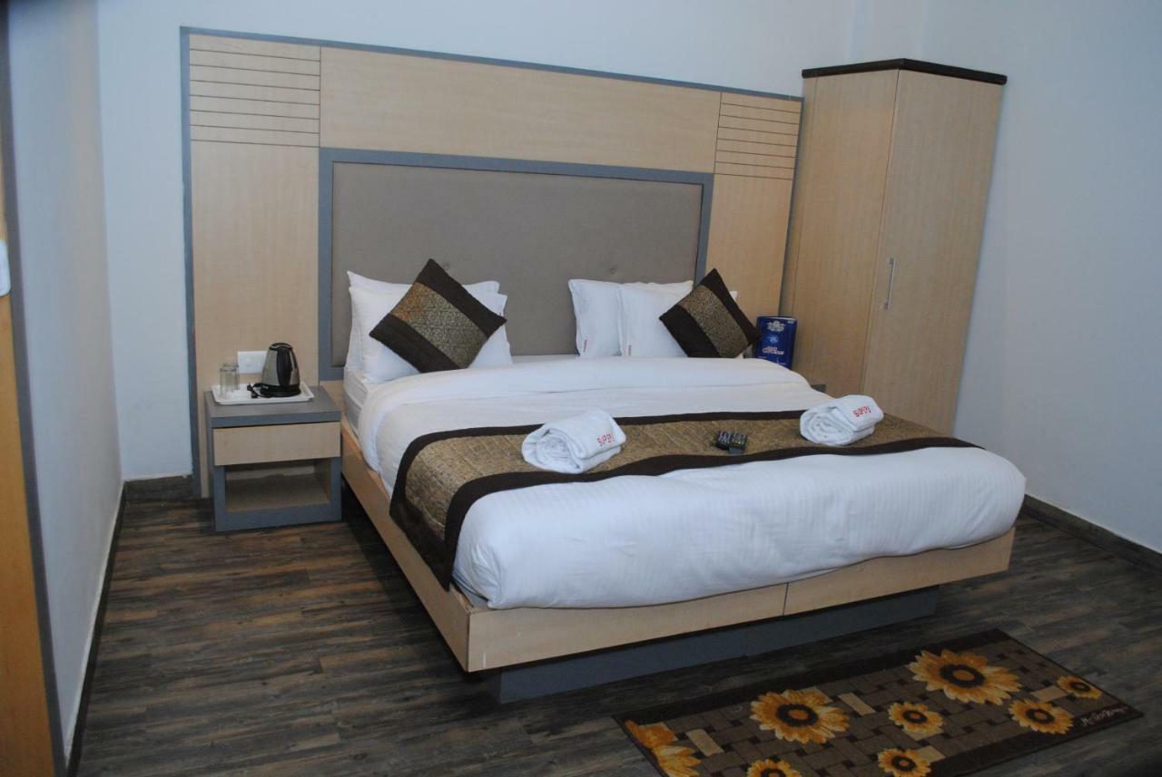 Hotel Superb 5 Mins Walk From New Delhi Station 외부 사진