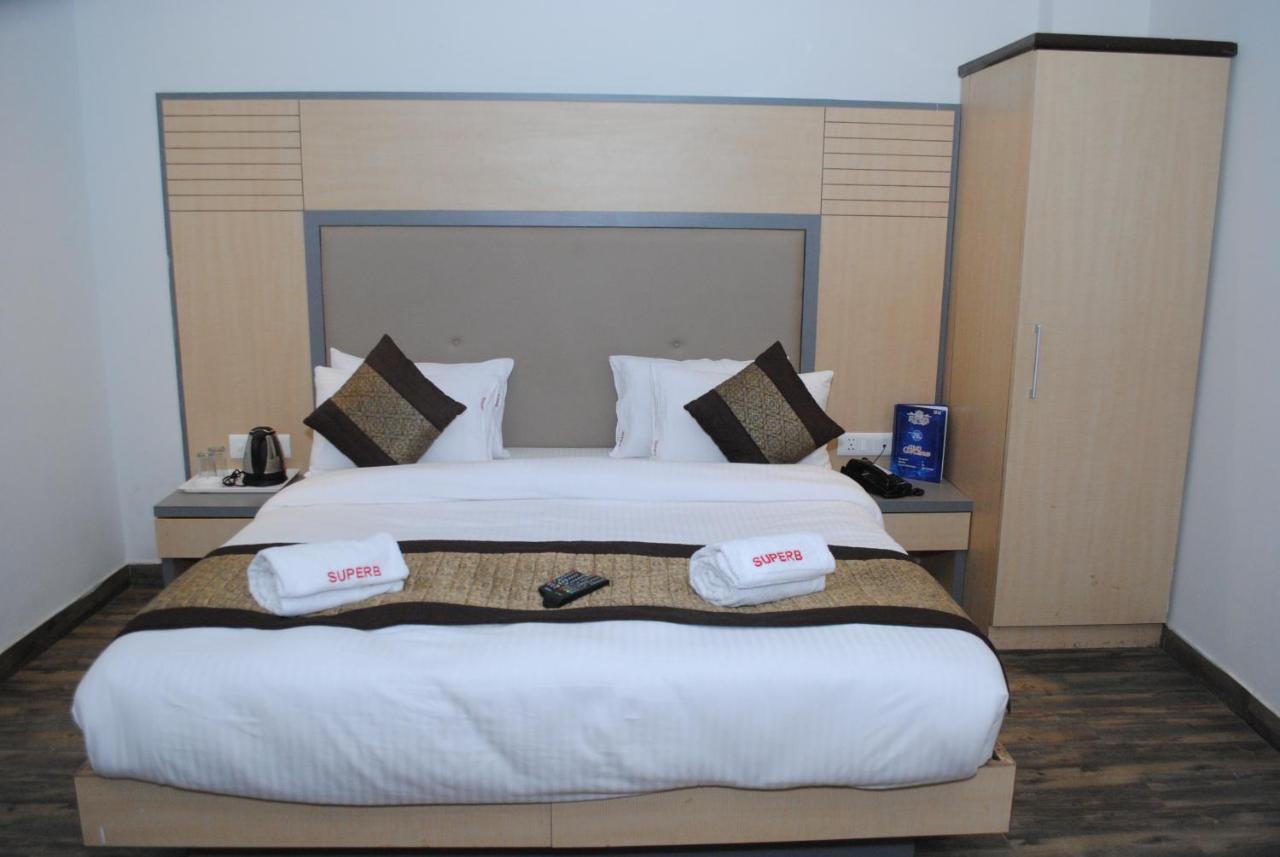 Hotel Superb 5 Mins Walk From New Delhi Station 외부 사진